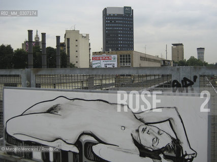 Milan, May 5, 2008. RebelArt, exhibition of graffiti and street art during the Rebelot el suc de Milan (the suk of Milan) urban fair of self-production, recycling and creativity at Cavalcavia Bussa, in the Isola district / Milano, Cavalcavia Bussa, 5 maggio 2008. RebelArt, esibizione di graffiti e street art durante il Rebelot el suk de Milan (il suk di Milano), fiera metropolitana delle autoproduzioni, del riciclo e dellingegno sul Cavalcavia Eugenio Bussa, nel quartiere Isola - ©Marcello Mencarini/Rosebud2