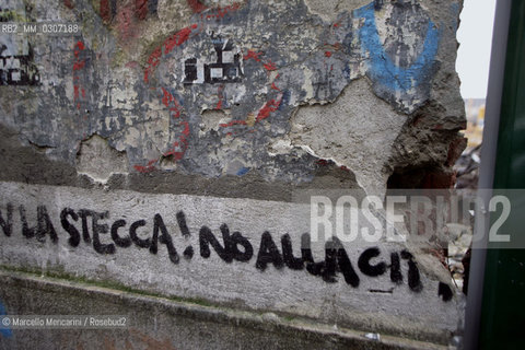 Milan, December 2008. Graffiti on the outer wall of the Community Center Pergola, on via Angelo della Pergola / Milano, dicembre 2008. Graffiti sul muro esterno del Centro sociale Pergola in via Angelo della Pergola - ©Marcello Mencarini/Rosebud2