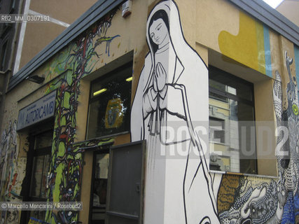 Milan, September 2008. Graffiti on the corner between Piazzale Archinto and via Angelo della Pergola in the Isola district / Milano, settembre 2008. Graffiti sullangolo tra piazzale Archinto e via Angelo della Pergola nel quartiere Isola - ©Marcello Mencarini/Rosebud2