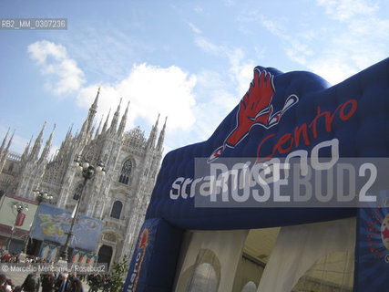 Milan, March 28, 2008. Refreshment point of the Stramilano (the Milan marathon) in piazza Duomo, in front of the Milan Cathedral / Milano, 28 marzo 200u8. Punto di ristoro della Stramilano in piazza Duomo - ©Marcello Mencarini/Rosebud2