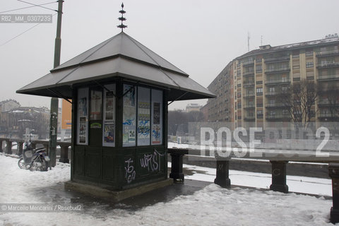 Milan, January 2006. Newsstand on the Navigli dock in Via Gorizia after a snowfall / Milano, gennaio 2006. Edicola sulla darsena del Naviglio in via Gorizia dopo una nevicata - ©Marcello Mencarini/Rosebud2