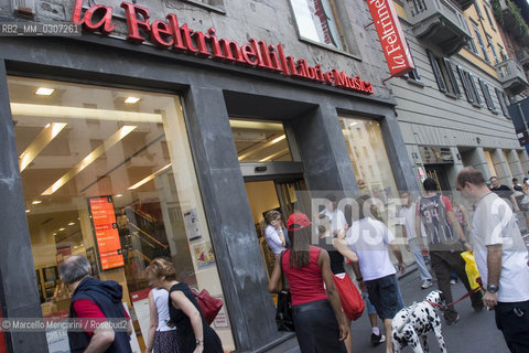 Milan, June 2005. Feltrinelli bookshop on Corso Buenos Aires in Milan / Milano, giugno 2005. Libreria Feltrinelli in Corso Buenos Aires - ©Marcello Mencarini/Rosebud2