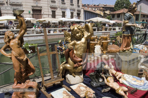 Milan, June 2005. Antiques market on Navigli, the last Sunday of every month / Milano, giugno 2005. Mercato dellantiquariato sui Navigli, lultima domenica di ogni mese - ©Marcello Mencarini/Rosebud2