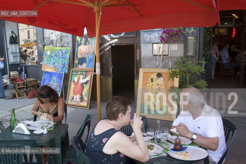 Milan, June 2005. An outdoor Café in Ripa di Porta Ticinese in the Navigli district / Milano, giugno 2005. Un bar allaperto in Ripa di Porta Ticinese sui Navigli - ©Marcello Mencarini/Rosebud2