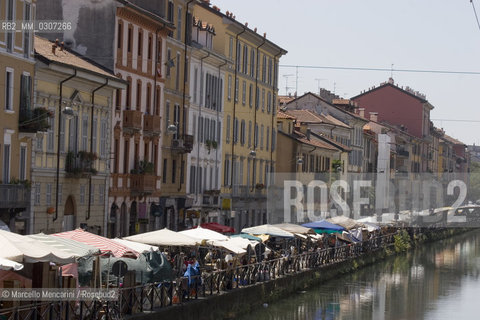 Milan, June 2005. Antiques market on Navigli, the last Sunday of every month / Milano, giugno 2005. Mercato dellantiquariato sui Navigli, lultima domenica di ogni mese - ©Marcello Mencarini/Rosebud2