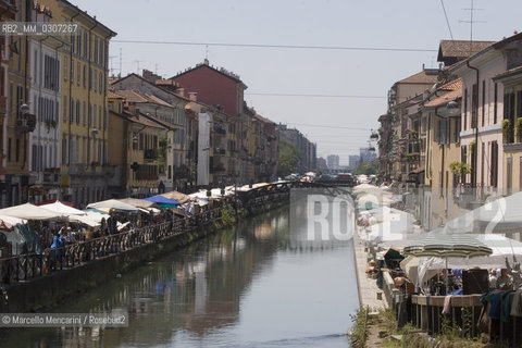 Milan, June 2005. Antiques market on Navigli, the last Sunday of every month / Milano, giugno 2005. Mercato dellantiquariato sui Navigli, lultima domenica di ogni mese - ©Marcello Mencarini/Rosebud2