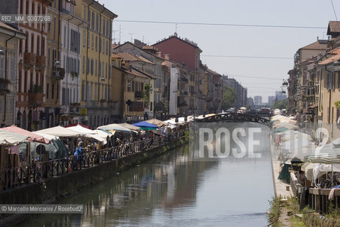 Milan, June 2005. Antiques market on Navigli, the last Sunday of every month / Milano, giugno 2005. Mercato dellantiquariato sui Navigli, lultima domenica di ogni mese - ©Marcello Mencarini/Rosebud2