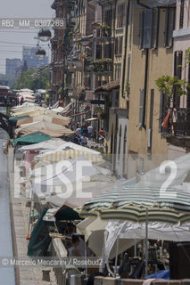 Milan, June 2005. Antiques market on Navigli, the last Sunday of every month / Milano, giugno 2005. Mercato dellantiquariato sui Navigli, lultima domenica di ogni mese - ©Marcello Mencarini/Rosebud2