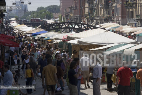 Milan, June 2005. Antiques market on Navigli, the last Sunday of every month / Milano, giugno 2005. Mercato dellantiquariato sui Navigli, lultima domenica di ogni mese - ©Marcello Mencarini/Rosebud2