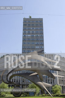 Milan, June 2005. Monument to the Carabinieri in piazza Diaz, in front of the Martini Skyscraper / Milano, giugno 2005. Monumento ai carabinieri in piazza Diaz di fronte al grattacielo Martini - ©Marcello Mencarini/Rosebud2
