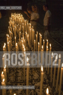 Votive candles in the Milan Cathedral / Candele votive nel Duomo di Milano - ©Marcello Mencarini/Rosebud2