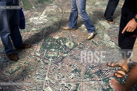 Milan, June 2005. City map in the Galleria Vittorio Emanuele II / Milano, giugno 2005. Mappa della città in galleria Vittorio Emanuele II - ©Marcello Mencarini/Rosebud2