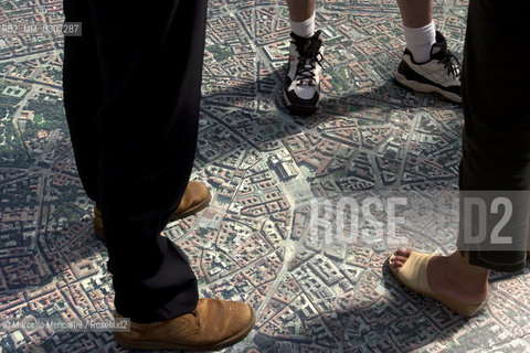 Milan, June 2005. City map in the Galleria Vittorio Emanuele II / Milano, giugno 2005. Mappa della città in galleria Vittorio Emanuele II - ©Marcello Mencarini/Rosebud2