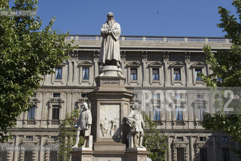Milan, Piazza della Scala. Monument to Leonardo da Vinci in front of Palazzo Marino / Milano, piazza della Scala. Il monumento a Leonardo da Vinci davanti a Palazzo Marino - ©Marcello Mencarini/Rosebud2