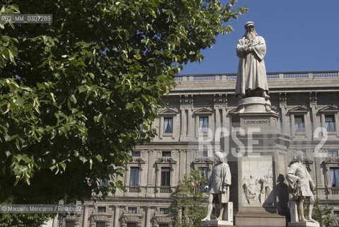 Milan, Piazza della Scala. Monument to Leonardo da Vinci in front of Palazzo Marino / Milano, piazza della Scala. Il monumento a Leonardo da Vinci davanti a Palazzo Marino - ©Marcello Mencarini/Rosebud2
