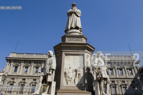 Milan, Piazza della Scala. Monument to Leonardo da Vinci in front of Palazzo Marino / Milano, piazza della Scala. Il monumento a Leonardo da Vinci davanti a Palazzo Marino - ©Marcello Mencarini/Rosebud2