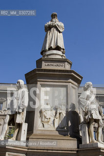 Milan, Piazza della Scala. Monument to Leonardo da Vinci in front of Palazzo Marino / Milano, piazza della Scala. Il monumento a Leonardo da Vinci davanti a Palazzo Marino - ©Marcello Mencarini/Rosebud2