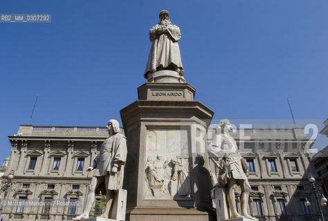 Milan, Piazza della Scala. Monument to Leonardo da Vinci in front of Palazzo Marino / Milano, piazza della Scala. Il monumento a Leonardo da Vinci davanti a Palazzo Marino - ©Marcello Mencarini/Rosebud2