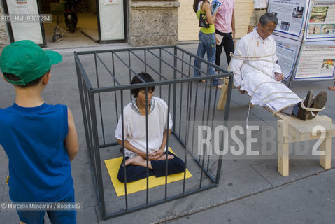 Milan. June 2005. Protest by Falun Gong (or Falun Dafa) followers against their persecution in China / Milano. giugno 2005. Protesta di membri del movimento spirituale cinese Falun Gong (o Falun Dafa) contro le persecuzioni subite in patria - ©Marcello Mencarini/Rosebud2