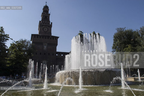 Milan, Piazza Castello. Fountain in front of Castello Sforzesco / Milano, Piazza Castello. La fontana davanti al Castello sforzesco - ©Marcello Mencarini/Rosebud2
