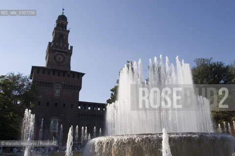 Milan, Piazza Castello. Fountain in front of Castello Sforzesco / Milano, Piazza Castello. La fontana davanti al Castello sforzesco - ©Marcello Mencarini/Rosebud2
