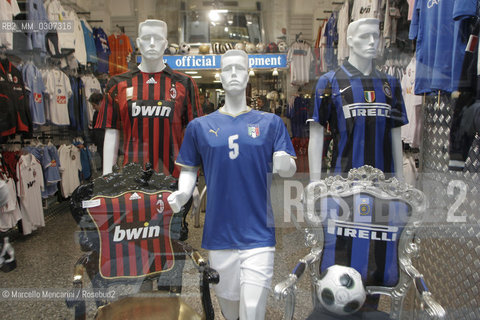 Milano, Galleria Vittorio Emanuele II, aprile 2006. Vetrina del negozio di abbigliamento sportivo Fans Shop, con le divise di Inter, Milan e della nazionale italiana / Milan, Galleria Vittorio Emanuele II, April 2006. Window of sportswear and sports equipment store Fans Shop, with the uniforms of Inter and Milan soccer team and of the Italian national team - ©Marcello Mencarini/Rosebud2