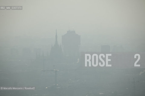 View of Milan from the New Lombardy Region Headquarters (2010): Cathedral spiers and Velasca Tower in the fog / Veduta di Milano dal nuovo Palazzo della Regione (2010): Guglie del Duomo e Torre Velasca nella nebbia - ©Marcello Mencarini/Rosebud2