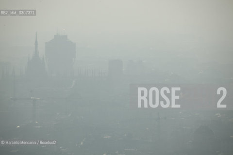 View of Milan from the New Lombardy Region Headquarters (2010): Cathedral spiers and Velasca Tower in the fog / Veduta di Milano dal nuovo Palazzo della Regione (2010): Guglie del Duomo e Torre Velasca nella nebbia - ©Marcello Mencarini/Rosebud2