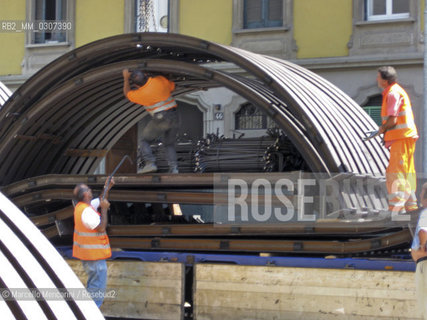 Milan, via Volturno in Isola district, July 2008. Men at work not using safety equipment in a yard for contruction of the new subway line number 5. Laying of the frame for the underground tunnel / Milano, via Volturno, quartiere Isola, luglio 2008. Operai al lavoro senza casco e altre misure di sicurezza in un cantiere per la costruzione della nuova linea 5 della Metropolitana di Milano. Posa delle centine per il tunnel sotterraneo - ©Marcello Mencarini/Rosebud2