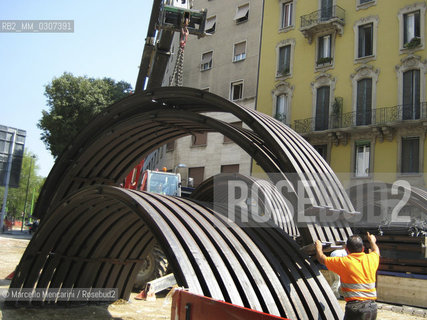 Milan, via Volturno in Isola district, July 2008. Men at work for laying of the frame for the underground tunnel / Milano, via Volturno, quartiere Isola, luglio 2008. Operai al lavoro per la posa delle centine per il tunnel sotterraneo - ©Marcello Mencarini/Rosebud2