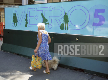 Milan, via Volturno in Isola district, July 2008. Elderly lady who goes with her dog next to the construction site of new subway line number 5 / Milano, via Volturno, quartiere Isola. Signora anziana che passa con il suo cane accanto al cantiere per la costruzione della nuova linea 5 della metropolitana - ©Marcello Mencarini/Rosebud2