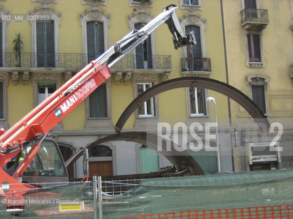 Milan, via Volturno in Isola district, July 2008. Laying of the frame for the underground tunnel / Milano, via Volturno, quartiere Isola, luglio 2008. Posa delle centine per il tunnel sotterraneo - ©Marcello Mencarini/Rosebud2