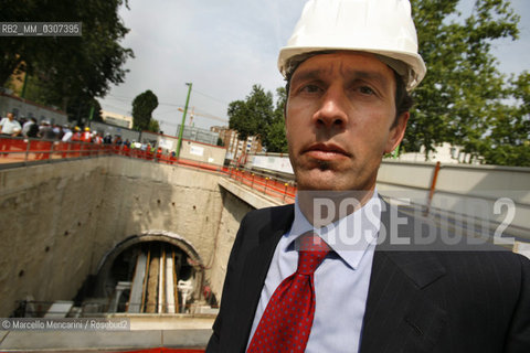 Milan, via Bignami corner via Fulvio Testi, August 2008. Giuseppe Nardi, CEO of Metro 5 in the yard on via Bignami, corner of Via Fulvio Testi / Milano, Via Bignami, angolo Fulvio Testi, agosto 2008. Giuseppe Nardi, amministratore delegato di Metro 5 nel cantiere di via Bignami, angolo via Fulvio Testi - ©Marcello Mencarini/Rosebud2