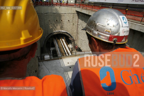 Milan, via Bignami corner of via Fulvio Testi, August 2008. TBM (Tunnel boring machine) in the yard for construction of new subway line number 5 for Expo 2015 / Milano, Via Bignami, angolo Fulvio Testi, agosto 2008. Talpa meccanica nel cantiere per la costruzione della nuova linea 5 della metropolitana - ©Marcello Mencarini/Rosebud2
