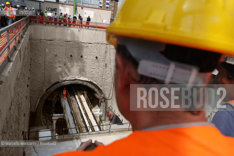 Milan, via Bignami corner of via Fulvio Testi, August 2008. TBM (Tunnel boring machine) in the yard for construction of new subway line number 5 for Expo 2015 / Milano, Via Bignami, angolo Fulvio Testi, agosto 2008. Talpa meccanica nel cantiere per la costruzione della nuova linea 5 della metropolitana - ©Marcello Mencarini/Rosebud2