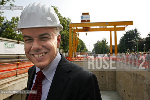 Milan, via Bignami corner of via Fulvio Testi, August 2008. Edoardo Croci, Councillor for Mobility, Transport and the Environment of the City of Milan in the yard for construction of new subway line number 5 / Milano, Via Bignami, angolo Fulvio Testi, agosto 2008. Edoardo Croci, assessore alla Mobilità, Trasporti e Ambiente del Comune di Milano, nel cantiere per la costruzione della nuova linea 5 della metropolitana - ©Marcello Mencarini/Rosebud2