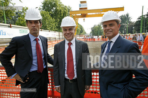 Milano, Via Bignami, angolo Fulvio Testi, agosto 2008. Giuseppe Nardi amministratore delegato di Metro 5, Edoardo Croci assessore alla Mobilità, Trasporti e Ambiente del Comune di Milano e Stefano Cerri amministratore delegato di Astaldi / Milan, yard for construction of new subway line number 5. Bignami street and Fulvio Testi street, Milan, August 2008. CEO of Metro 5 Giuseppe Nardi,  Councillor for Mobility, Transport and the Environment of the City of Milan Edoardo Croci, and Astaldi CEO  Stefano Cerri  in the yard for construction of new subway line number 5 - ©Marcello Mencarini/Rosebud2