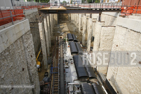 Milan, via Bignami corner of via Fulvio Testi, August 2008. Yard for construction of new subway line number 5 for Expo 2015 / Milano, Via Bignami, angolo Fulvio Testi, agosto 2008. Cantiere per la costruzione della nuova linea 5 della metropolitana - ©Marcello Mencarini/Rosebud2