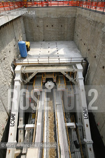 Milan, via Bignami corner of via Fulvio Testi, August 2008. TBM (Tunnel boring machine) in the yard for construction of new subway line number 5 for Expo 2015 / Milano, Via Bignami, angolo Fulvio Testi, agosto 2008. Talpa meccanica nel cantiere per la costruzione della nuova linea 5 della metropolitana - ©Marcello Mencarini/Rosebud2