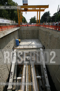 Milan, via Bignami corner of via Fulvio Testi, August 2008. TBM (Tunnel boring machine) in the yard for construction of new subway line number 5 for Expo 2015 / Milano, Via Bignami, angolo Fulvio Testi, agosto 2008. Talpa meccanica nel cantiere per la costruzione della nuova linea 5 della metropolitana - ©Marcello Mencarini/Rosebud2
