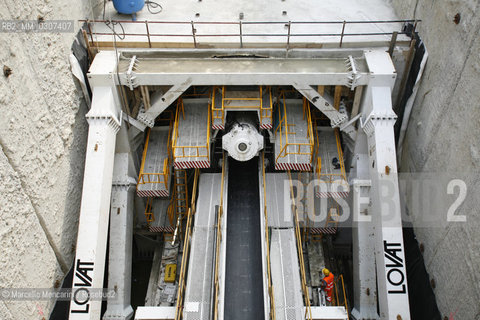 Milan, via Bignami corner of via Fulvio Testi, August 2008. TBM (Tunnel boring machine) in the yard for construction of new subway line number 5 for Expo 2015 / Milano, Via Bignami, angolo Fulvio Testi, agosto 2008. Talpa meccanica nel cantiere per la costruzione della nuova linea 5 della metropolitana - ©Marcello Mencarini/Rosebud2