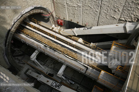 Milan, via Bignami corner of via Fulvio Testi, August 2008. TBM (Tunnel boring machine) in the yard for construction of new subway line number 5 for Expo 2015 / Milano, Via Bignami, angolo Fulvio Testi, agosto 2008. Talpa meccanica nel cantiere per la costruzione della nuova linea 5 della metropolitana - ©Marcello Mencarini/Rosebud2
