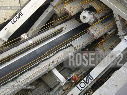 Milan, via Bignami corner of via Fulvio Testi, August 2008. TBM (Tunnel boring machine) in the yard for construction of new subway line number 5 for Expo 2015 / Milano, Via Bignami, angolo Fulvio Testi, agosto 2008. Talpa meccanica nel cantiere per la costruzione della nuova linea 5 della metropolitana - ©Marcello Mencarini/Rosebud2
