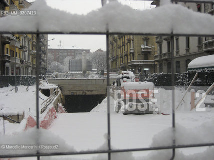 Milan, via Volturno in the Isola district, January 2009. Yard for construction of new subway line number 5 / Milano, Via Volturno nel quartiere Isola, gennaio 2008. Cantiere per la costruzione della nuova linea 5 della metropolitana - ©Marcello Mencarini/Rosebud2