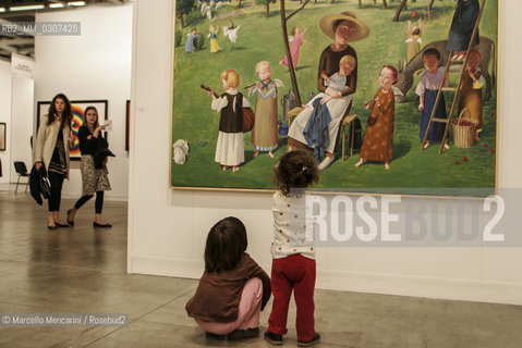 Milan, April 2008. MiArt 2008, the 13th edition of Milans International Modern and Contemporary Art Fair, Children watching a painting / Milano, aprile 2008. MiArt 2008, tredicesima edizione della Fiera Internazionale di Arte Moderna e Contemporanea di Milano. Bambini che guardano un quadro - ©Marcello Mencarini/Rosebud2