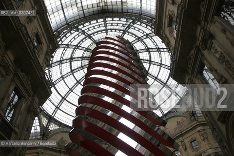 Salone Internazionale del Mobile di Milano, Galleria Vittorio Emanuele II, Aprile 2008. REDSculpture ideata da  Markus Benesch per Campari Soda / Milan Furniture Fair, Galleria Vittorio Emanuele II, April 2008. REDSculpture designed by Markus Benesch for Campari Soda - ©Marcello Mencarini/Rosebud2