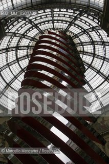 Salone Internazionale del Mobile di Milano, Galleria Vittorio Emanuele II, Aprile 2008. REDSculpture ideata da  Markus Benesch per Campari Soda / Milan Furniture Fair, Galleria Vittorio Emanuele II, April 2008. REDSculpture designed by Markus Benesch for Campari Soda - ©Marcello Mencarini/Rosebud2