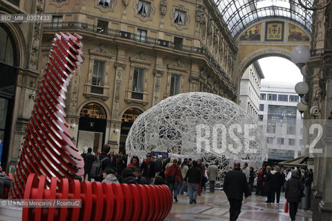 Salone Internazionale del Mobile di Milano, Galleria Vittorio Emanuele II, Aprile 2008. A sinistra: REDSculpture ideata da Markus Benesch per Campari Soda. A destra: Ring Dome pavilion, ideato da Minsuk Cho/Mass Studies (costruito con 1,500 hula-hoops e 12,000 zip-ties) per Storefront / Milan Furniture Fair, Galleria Vittorio Emanuele II, April 2008. On the left: REDsculpture by Markus Benesch for Campari Soda. On the right: Ring Dome pavilion, designed by Minsuk Cho/Mass Studies (built with 1,500 hula-hoops and 12,000 zip-ties) for Storefront - ©Marcello Mencarini/Rosebud2