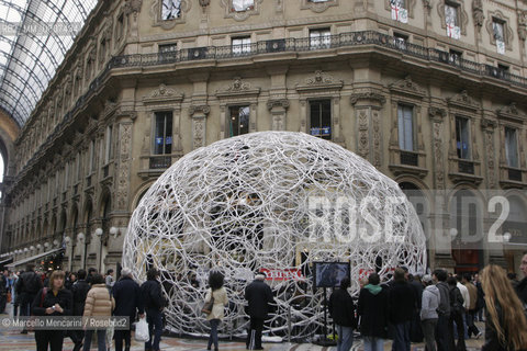 Salone Internazionale del Mobile di Milano, Galleria Vittorio Emanuele II, Aprile 2008. Ring Dome Pavilion, ideato da Minsuk Cho/MassStudies e costruito con 1,500 hula-hoops e 12,000 zip-ties. E stato usato per gli incontri con i designer organizzati durante il Salone 2008 da Storefront e Abitare magazine /  Milan Furniture Fair, Galleria Vittorio Emanuele II, April 2008. Ring Dome Pavilion, designed by Minsuk Cho/Mass Studies, built with 1,500 hula-hoops and 12,000 zip ties,  for Storefront - ©Marcello Mencarini/Rosebud2