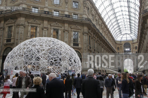 Salone Internazionale del Mobile di Milano, Galleria Vittorio Emanuele II, Aprile 2008. Ring Dome Pavilion, ideato da Minsuk Cho/MassStudies e costruito con 1,500 hula-hoops e 12,000 zip-ties. E stato usato per gli incontri con i designer organizzati durante il Salone 2008 da Storefront e Abitare magazine /  Milan Furniture Fair, Galleria Vittorio Emanuele II, April 2008. Ring Dome Pavilion, designed by Minsuk Cho/Mass Studies, built with 1,500 hula-hoops and 12,000 zip ties,  for Storefront - ©Marcello Mencarini/Rosebud2